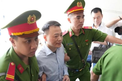 Cảnh sát dẫn giải Mr Pips, Shark Bình cùng đồng phạm đến tòa