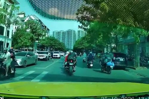 Clip: Không giữ khoảng cách, xe phân khối lớn phanh gấp rồi tự ngã