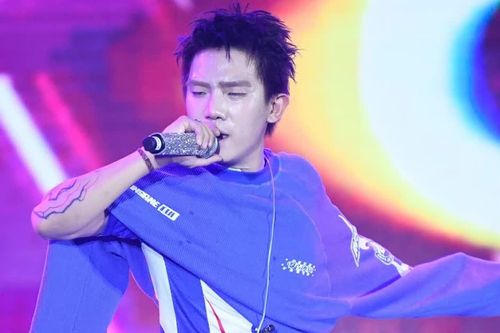 CoolKid giữa biển người ở phố đi bộ Trần Nhân Tông