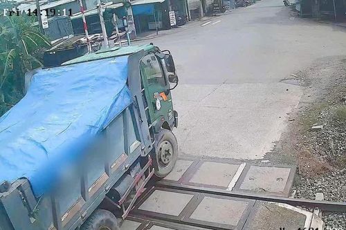Cố vượt đèn đỏ đường sắt, hai tài xế ô tô trả giá đắt