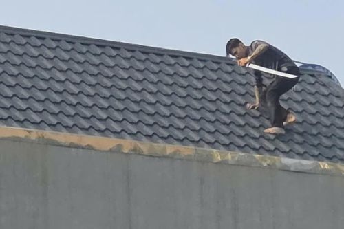 Công an Thanh Hóa vây bắt 2 người cầm hung khí cố thủ trên mái nhà