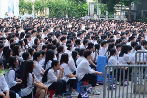 Ban phụ huynh một lớp chi gần 43 triệu đồng mua ti vi, bảng trượt, xử lý thế nào?