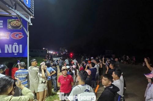 Cảnh sát xuyên đêm vây bắt 2 đối tượng cầm hung khí cố thủ trên mái nhà ở Thanh Hóa