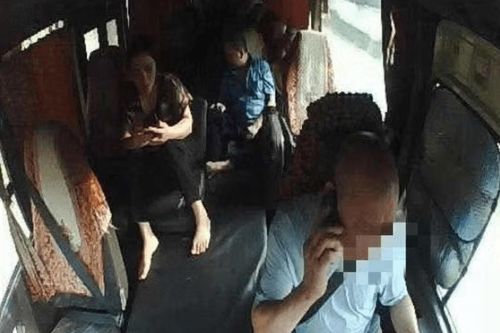 Sử dụng điện thoại khi lái xe: Phạt bao nhiêu tiền?