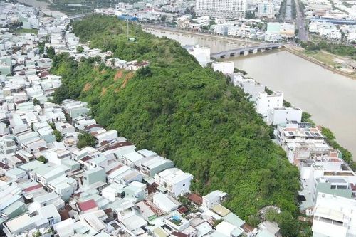Cận cảnh ngọn núi 'mồ côi' nằm giữa lòng phố trước đề xuất san phẳng