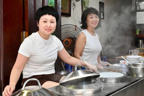 Quán bánh cuốn Hà Nội hơn 40 năm, giá từ 20.000 đồng, được tạp chí Anh khen