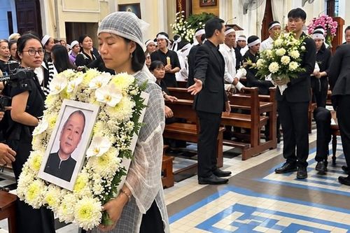 Con gái đau buồn ôm di ảnh, Hồng Ánh tiễn đạo diễn 'Đất phương Nam'