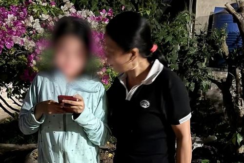 Thiếu nữ bỏ nhà đi lúc nửa đêm và quyết định của nam giáo viên