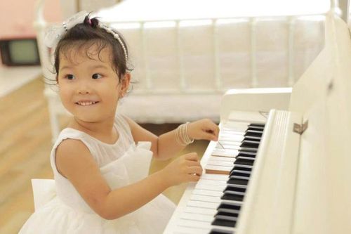 Bé gái bị tiên lượng sống thực vật, người cha bền bỉ đưa con đến viện suốt 6 năm