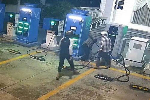 Bắt giữ 4 thanh thiếu niên cắt trộm dây cáp sạc xe điện ở TPHCM