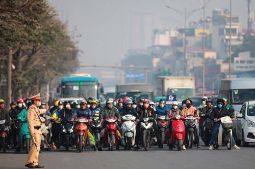 Một lần vượt đèn đỏ bằng xe máy bị phạt khoảng 83% thu nhập bình quân đầu người một tháng