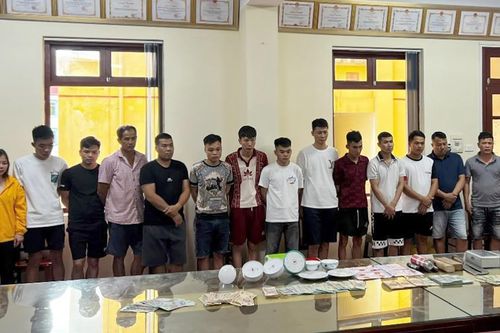 Bắt giữ 20 người trong sới bạc giữa rừng, kẻ cầm đầu thủ súng