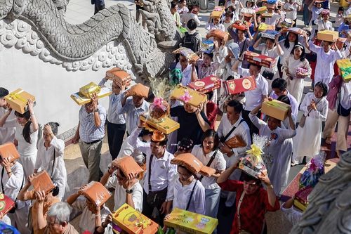 Phật tử đội y, lễ phẩm dự lễ Kathina tại ngôi chùa kiến trúc Thái Lan