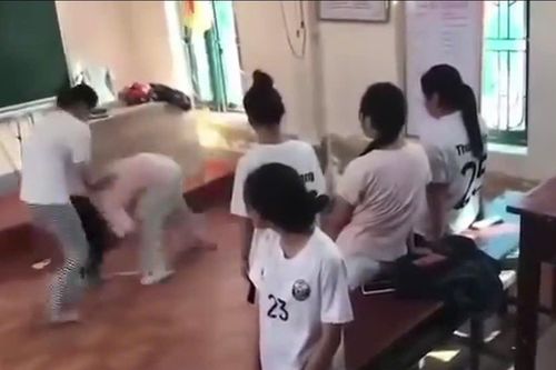Nữ sinh lớp 10 bị bạn túm tóc, tát và quật ngã giữa lớp học tại Nghệ An