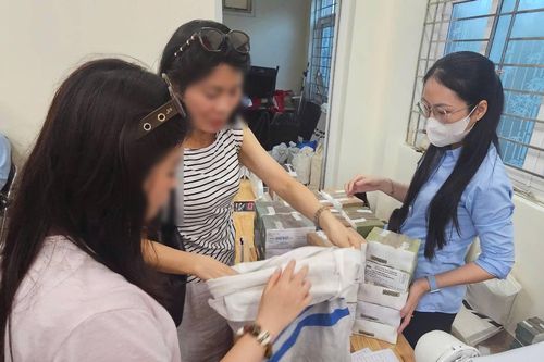 Người dân vác bao tải đầy tiền bồi thường dự án Quốc lộ 1A