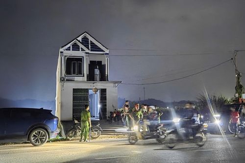Đã bắt giữ hai thanh niên cầm kiếm cố thủ trên mái nhà ở Thanh Hóa