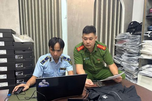 Xử phạt 6 triệu đồng chủ hộ kinh doanh buôn bán quần áo giả mạo nhãn hiệu