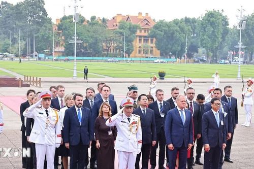 Thủ tướng Ba Lan Donald Tusk viếng Chủ tịch Hồ Chí Minh