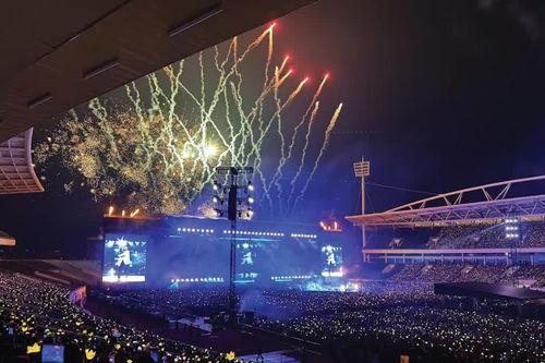 Mỹ Đình đẹp nghẹt thở đêm cuối BIGBANG: Pháo hoa rợp trời, sáng rực