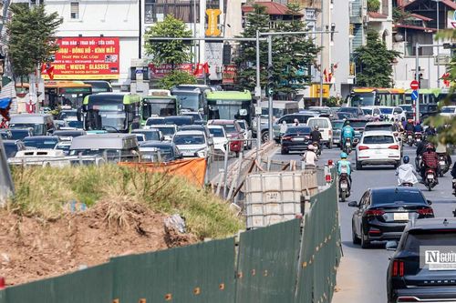 Dòng phương tiện nối đuôi nhau nhích từng chút qua khu vực thi công cầu Tứ Liên