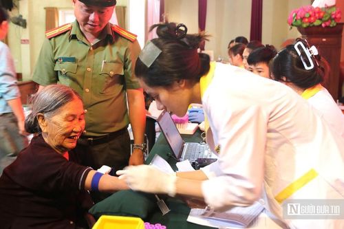 Thắp lên hy vọng tìm kiếm hài cốt liệt sĩ từ những mẫu ADN