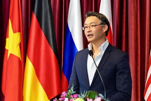 Nguyên Phó thủ tướng Đức giữ chức Phó chủ tịch Chứng khoán HD