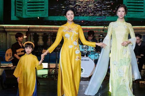 Vẻ đẹp thanh lịch của phụ nữ Hà Nội qua những tà áo dài trong đêm nghệ thuật 'Hà Nội, yêu và nhớ'