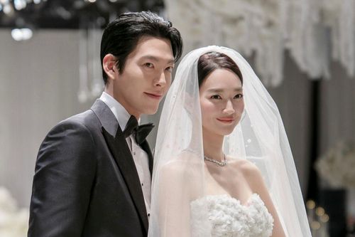 Shin Min Ah tiết lộ cuộc sống hôn nhân với Kim Woo Bin sau 10 tháng cưới