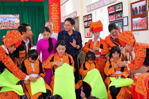 Xã Tuấn Đạo bảo tồn nghề thêu trang phục truyền thống dân tộc Dao Lô Gang