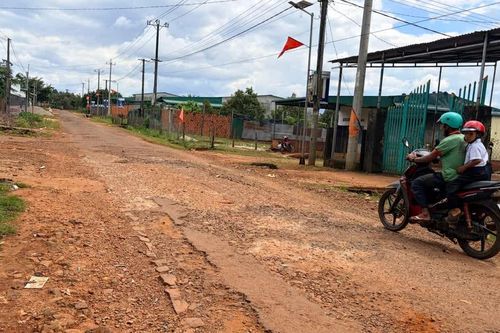 Người dân vùng biên Ia Chia mòn mỏi chờ tu sửa đường sá