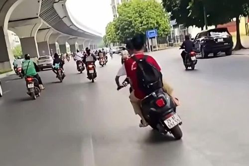 Con 15 tuổi đi xe máy điện lạng lách, mẹ bị phạt 9 triệu đồng
