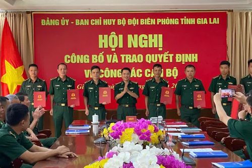 Ban Chỉ huy BĐBP tỉnh Gia Lai trao quyết định về công tác cán bộ