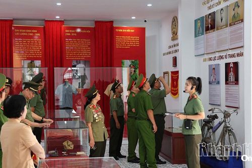 Vận động hiến tặng tài liệu, hiện vật lịch sử cho Bảo tàng Công an tỉnh Khánh Hòa