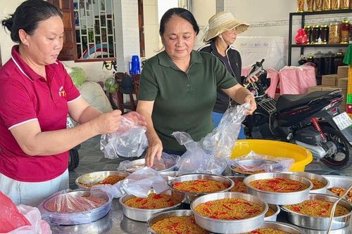 Ấm lòng hàng ngàn suất cơm chay mùa lễ hội