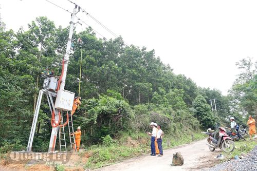 Cấp điện lưới quốc gia cho 100% hộ dân ở bản Lòm-K.Chăm, xã Dân Hóa