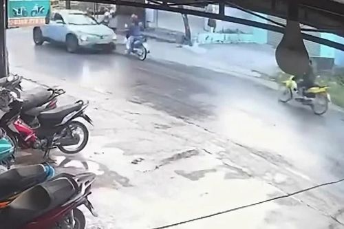 Ô tô lao sang làn ngược chiều, đâm liên tiếp hai xe máy ở Hưng Yên