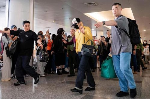 Hình ảnh BigBang tại Nội Bài trước khi lên chuyến bay rời Hà Nội