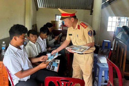 Lâm Đồng: CSGT tuyên truyền an toàn giao thông cho đồng bào dân tộc thiểu số