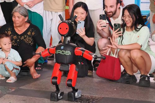 TP.HCM khai mạc không gian tăng trưởng xanh, trình diễn nhiều công nghệ robot
