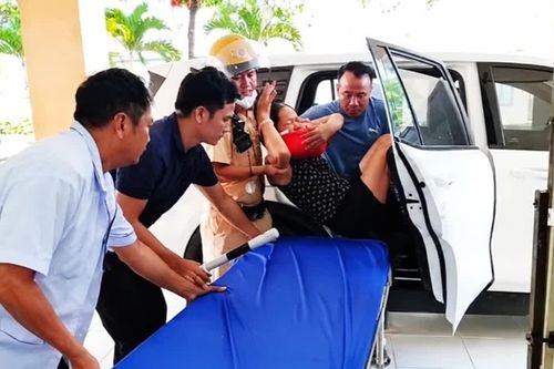 Cảnh sát giao thông mở đường đưa bệnh nhân cấp cứu kịp thời