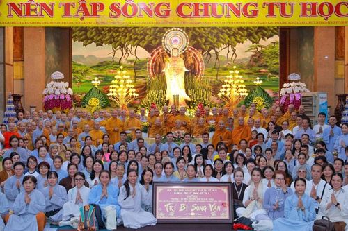 Khoa Phật học từ xa tại TP.HCM thăm, đảnh lễ Chư Tôn đức Giáo phẩm