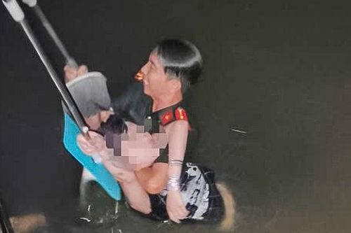 Đại úy công an lao xuống rạch cứu cô gái giữa đêm