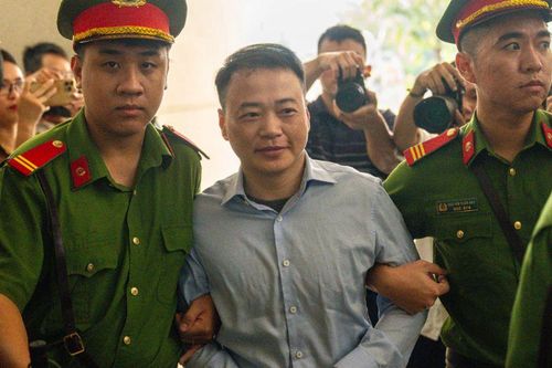 Những hình ảnh đầu tiên của Shark Bình và Mr Pips tại phiên tòa sáng 26/10