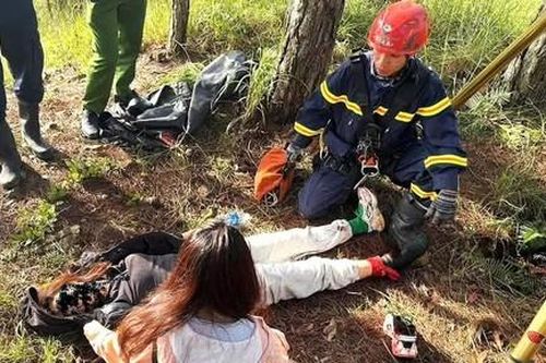 Cảnh sát PCCC-CNCH giải cứu nữ du khách nước ngoài rơi xuống hố sâu 20m