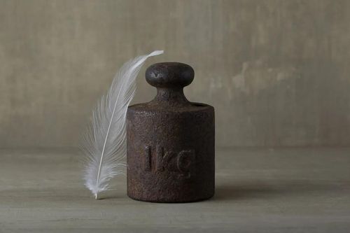 1 kg thép và 1 kg lông vũ có bằng nhau?