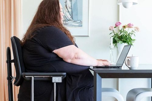 Cả ngày ngồi máy tính, tối lại ôm tivi: Sức khỏe sẽ ra sao?