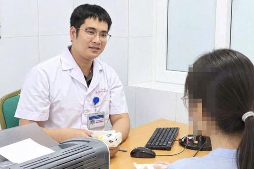 Cô gái 20 tuổi khám tâm thần: 'Ở nhà em nói gì cũng thành lỗi của em'