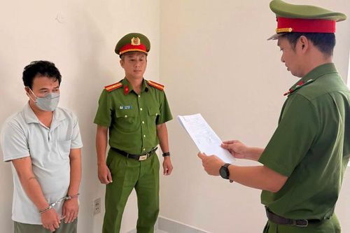 Bắt người đàn ông chửi bới, cầm kéo đuổi nhân viên y tế ở Vũng Tàu