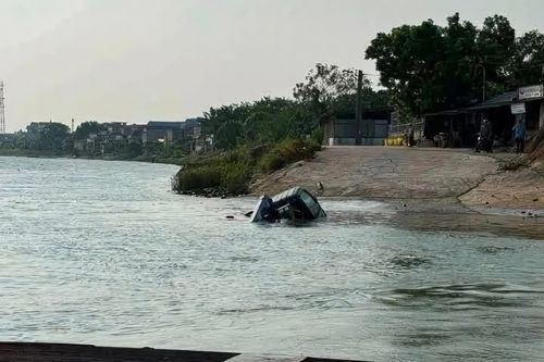Xe tải cẩu bất ngờ trôi xuống sông Hồng khi chờ đò