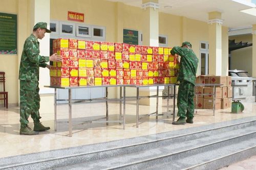 Bắt giữ 3 người trên ô tô tải chở gần 350kg pháo nổ ở Lạng Sơn